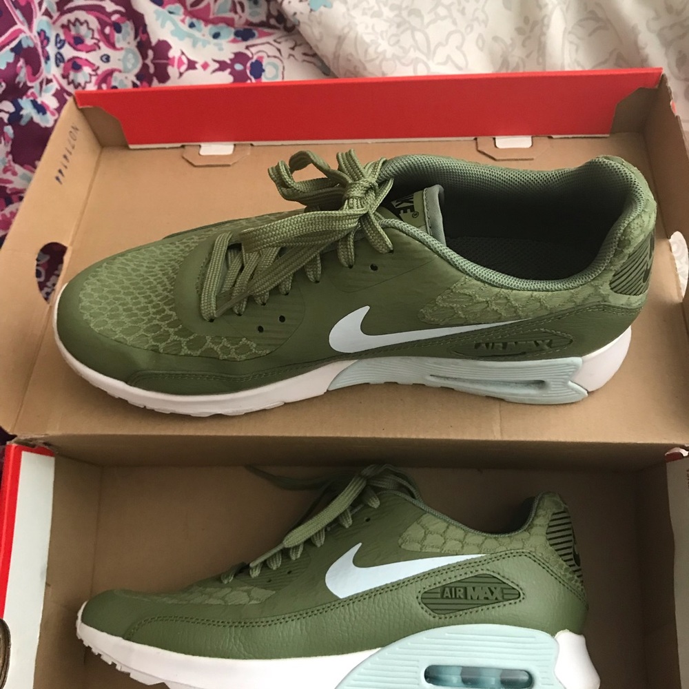 Nike tennis shoes